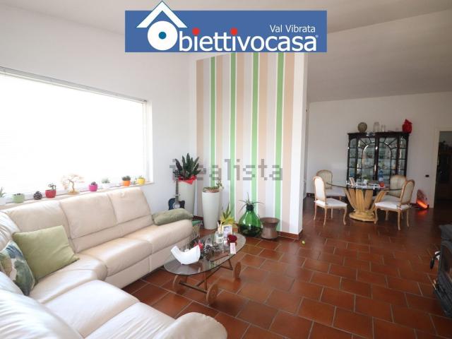 Villetta bifamiliare in vendita di 235 m² in Viale J. F. Kennedy, 339
