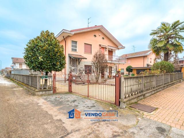 Villetta bifamiliare in vendita di 236 m² in Via T. Vecellio, 12
