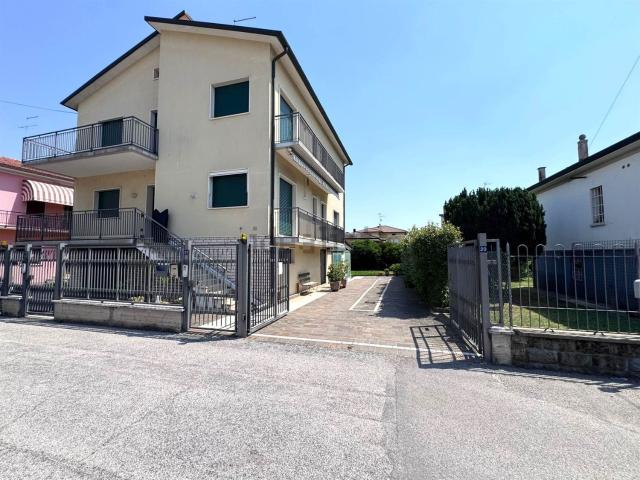 Villetta bifamiliare in vendita di 236 m² in Via Trento, 22