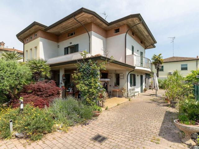 Villetta bifamiliare in vendita di 236 m² in Via P. Nenni, 14