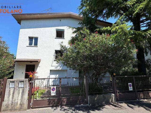 Villetta bifamiliare in vendita di 236 m² in Via Salvo D&apos Acquisto, 5