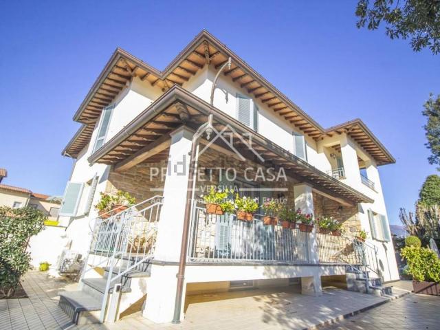 Villetta bifamiliare in vendita di 238 m² in Via degli Aranci