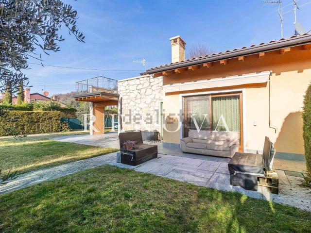 Villetta bifamiliare in vendita di 238 m² in Via Lionello Fiumi