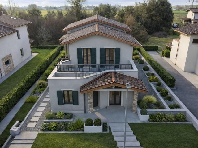 Villetta bifamiliare in vendita di 238 m² in Via Martiri delle Foibe