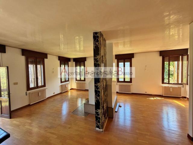 Villetta bifamiliare in vendita di 238 m² in Via Monte Asolone