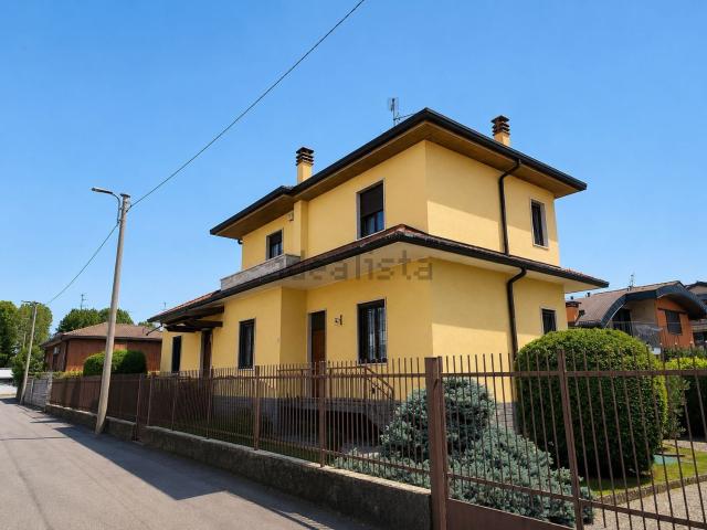 Villetta bifamiliare in vendita di 238 m² in Via Monte Nevoso, 10