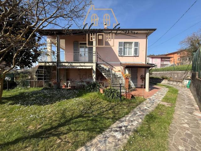 Villetta bifamiliare in vendita di 238 m² in Via Olmarello, 145