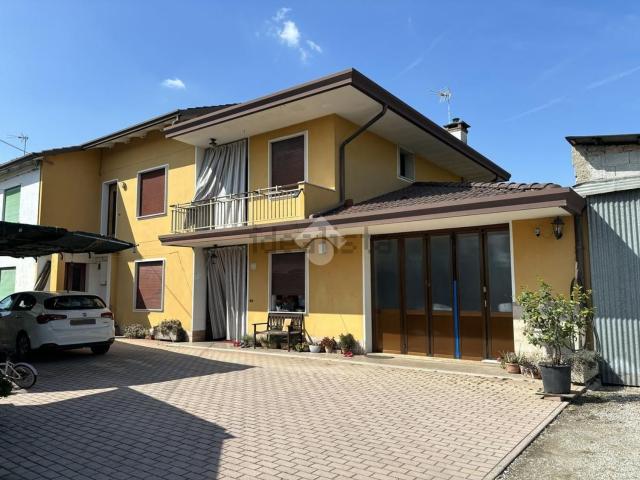 Villetta bifamiliare in vendita di 239 m² in Via Ghebo, 33