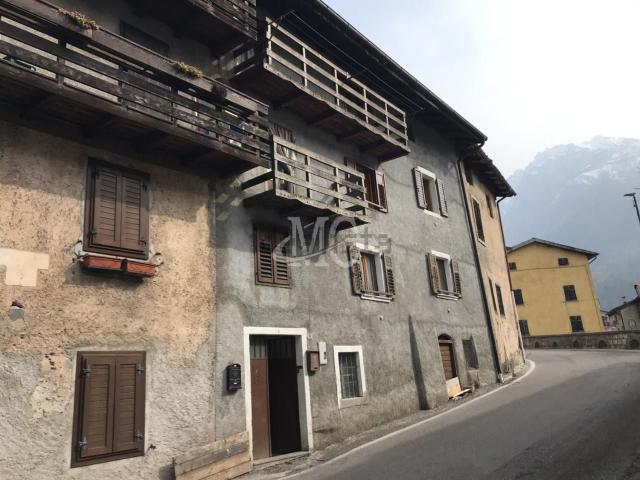 Villetta bifamiliare in vendita di 239 m² in Via Raossi, 32