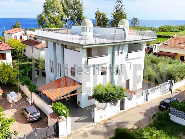 Villetta bifamiliare in vendita di 239 m² in Viale Mediterraneo, 108