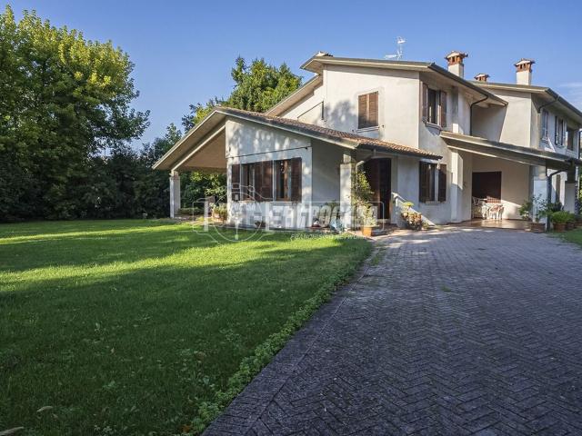 Villetta bifamiliare in vendita di 343 m² in Corso Martiri della Libertà, 80