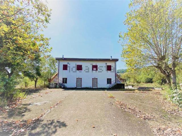 Villetta bifamiliare in vendita di 340 m² in Contrada occhino, 8