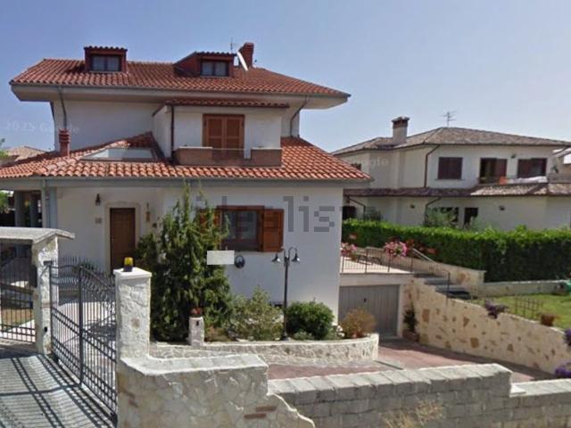 Villetta bifamiliare in vendita di 340 m² in Via Cofini