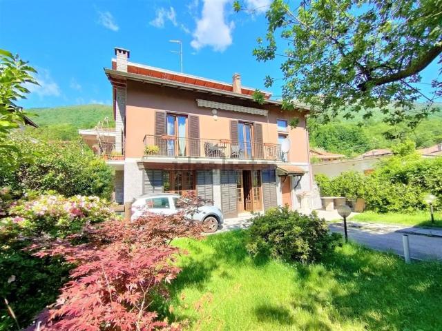 Villetta bifamiliare in vendita di 340 m² in Via Crusinallo