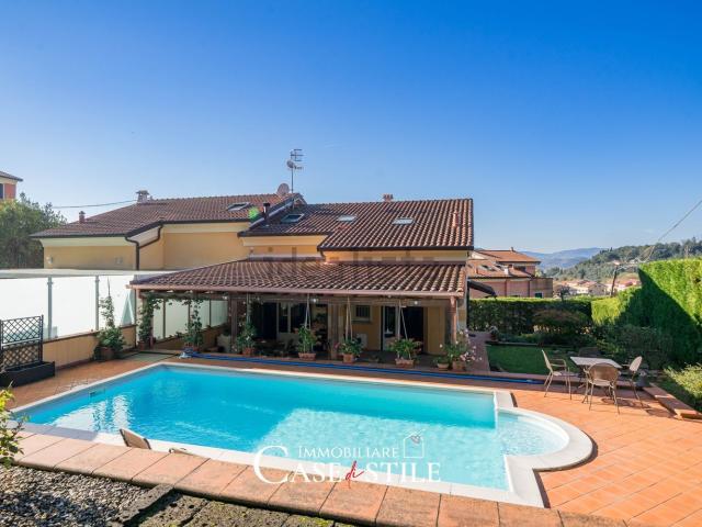 Villetta bifamiliare in vendita di 340 m² in Via dei Molini, 112