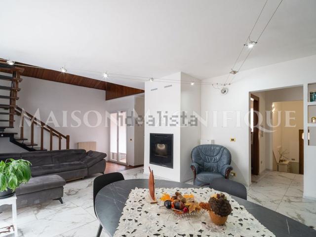 Villetta bifamiliare in vendita di 340 m² in Via della Libertà