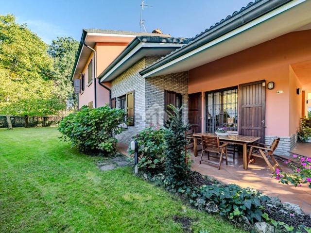 Villetta bifamiliare in vendita di 340 m² in Via Fonte Acqua Chiara, 31