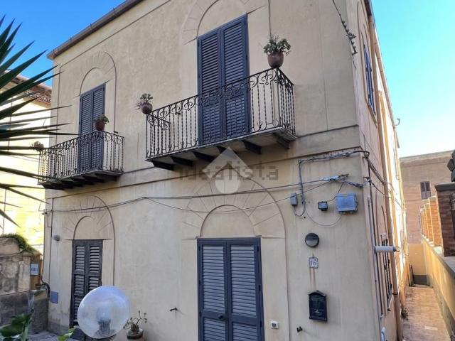 Villetta bifamiliare in vendita di 340 m² in Via Francesco Crispi, 14