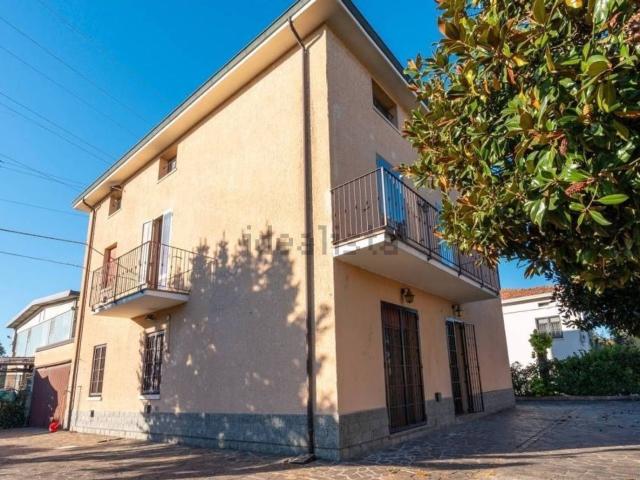 Villetta bifamiliare in vendita di 340 m² in Viale Gioacchino Rossini