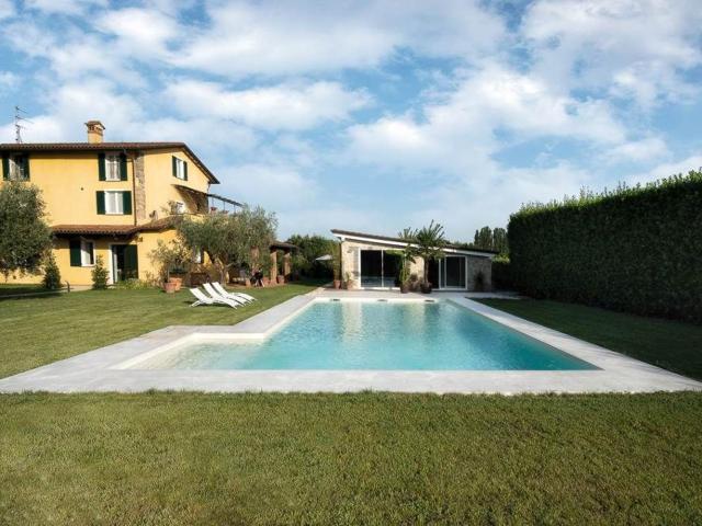 Villetta bifamiliare in vendita di 341 m²