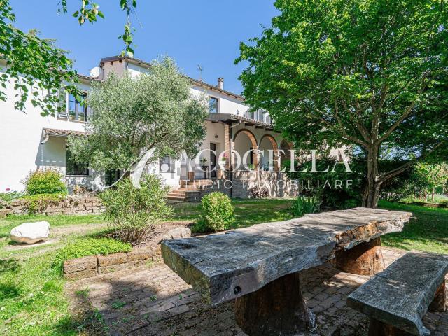 Villetta bifamiliare in vendita di 342 m² in Via Rupe