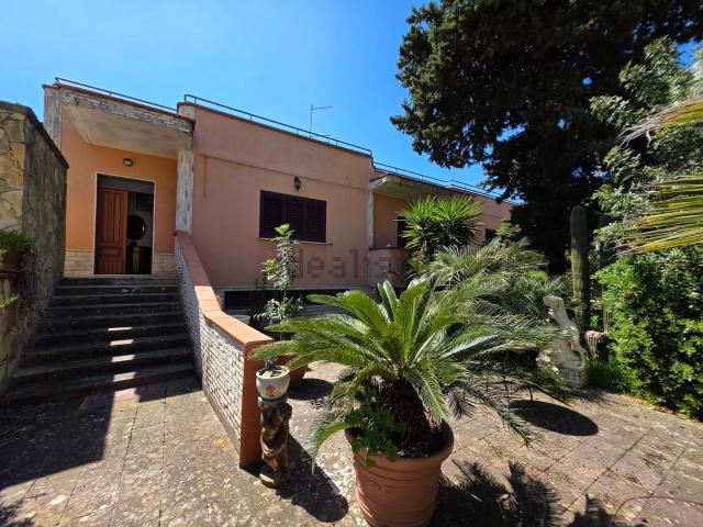 Villetta bifamiliare in vendita di 344 m² in Via Federico II, 24