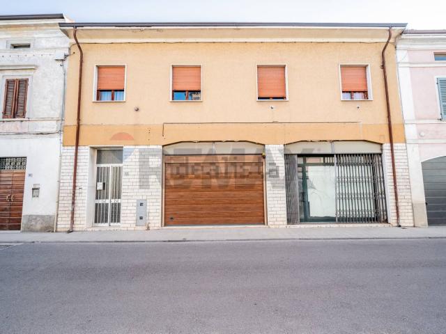 Villetta bifamiliare in vendita di 344 m² in Via Giacomo Matteotti, 83