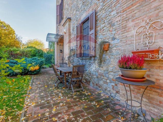 Villetta bifamiliare in vendita di 345 m² in Strada Bassa Nuova, 145