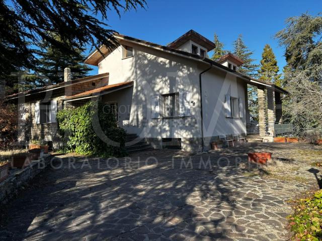 Villetta bifamiliare in vendita di 345 m² in Via Belvedere, 25