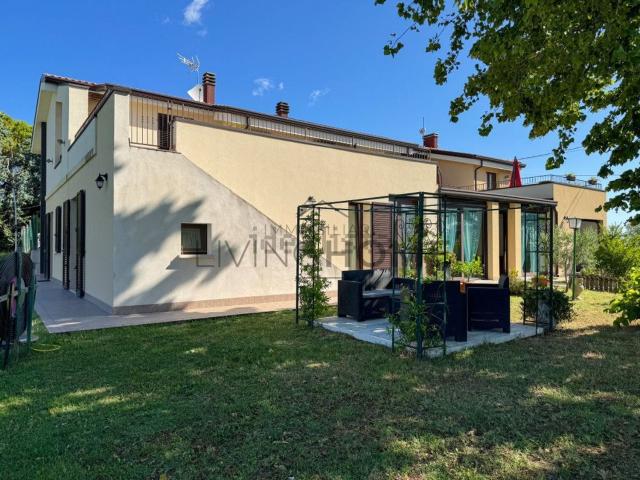 Villetta bifamiliare in vendita di 345 m² in Via Ca&apos  Torsani, 3