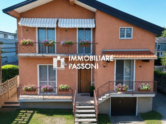 Villetta bifamiliare in vendita di 345 m² in Via Edmondo de Amicis