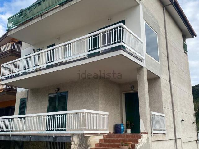Villetta bifamiliare in vendita di 345 m² in Via Padova, 34
