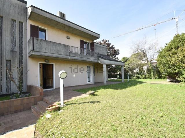 Villetta bifamiliare in vendita di 345 m² in Via Palestro, 9