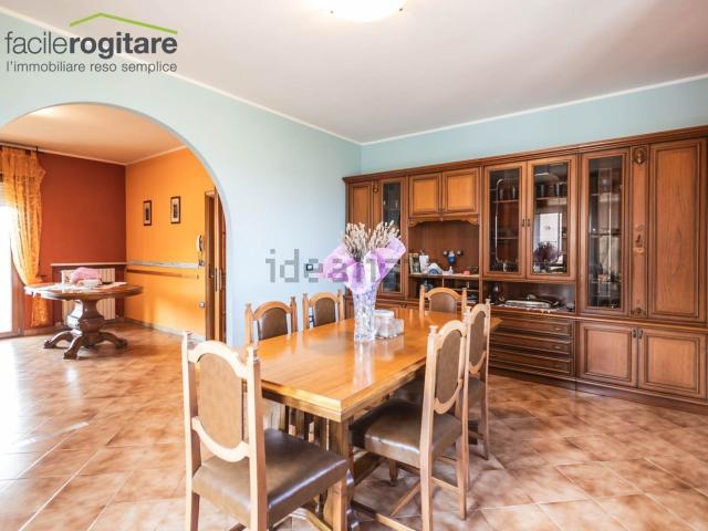 Villetta bifamiliare in vendita di 345 m² in Via Santa Maria del Monte, 1128