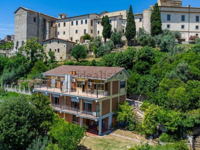 Villetta bifamiliare in vendita di 346 m² in Via Pompeo Magno