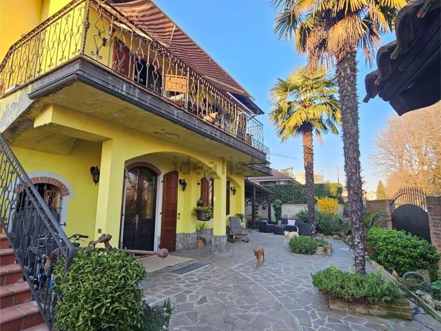 Villetta bifamiliare in vendita di 346 m² in Via San Francesco D&apos Assisi, 8