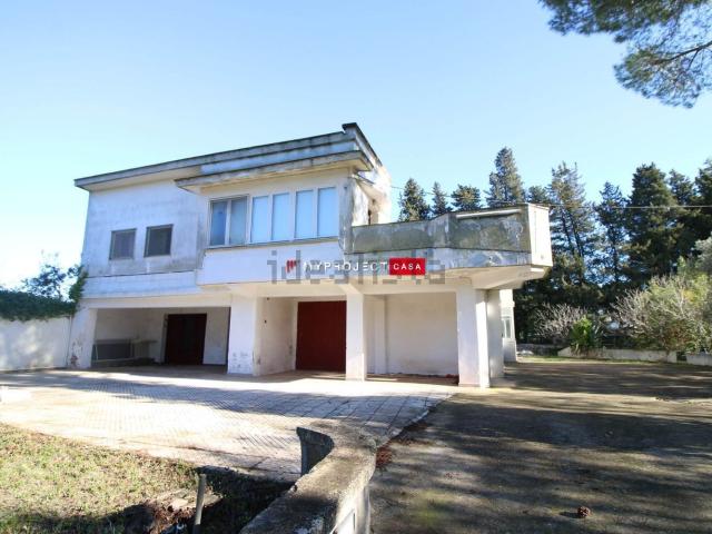 Villetta bifamiliare in vendita di 348 m² in Via Saliscendi, 9