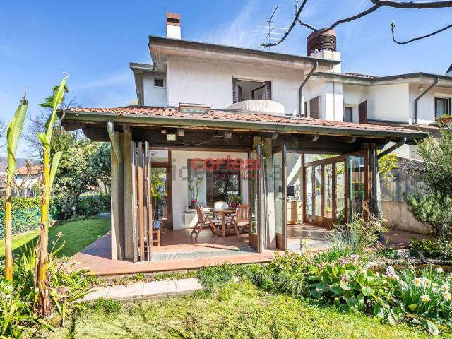 Villetta bifamiliare in vendita di 349 m² in Viale G. Zavaritt, 41