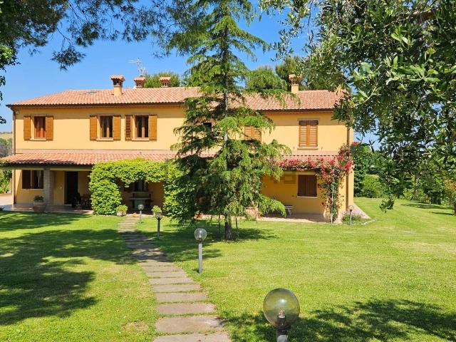Villetta bifamiliare in vendita di 353 m² in Strada Senza Nome