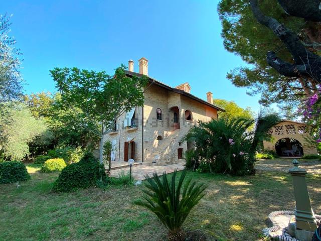 Villetta bifamiliare in vendita di 350 m² in Contrada Treazzano