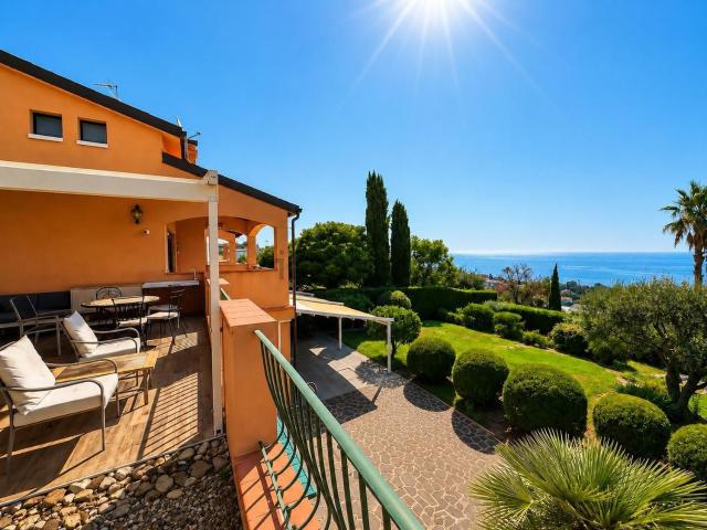 Villetta bifamiliare in vendita di 350 m² in Strada Privata delle Rose