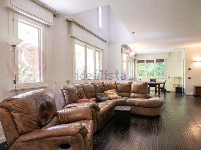 Villetta bifamiliare in vendita di 350 m² in Via V. Ghislandi, 11