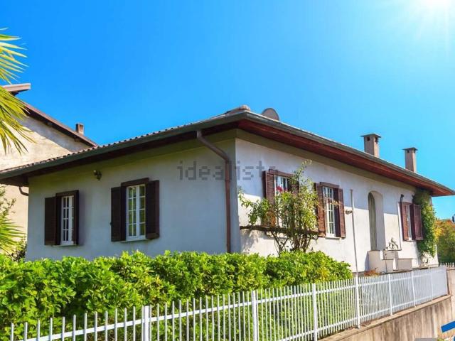 Villetta bifamiliare in vendita di 350 m² in Via Vallerini, 21062