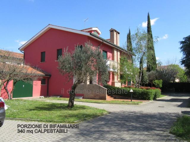 Villetta bifamiliare in vendita di 350 m² in Via Vespucci
