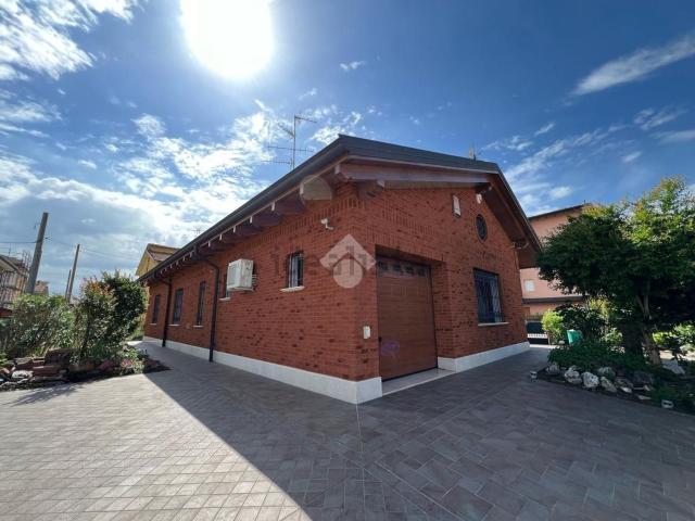 Villetta bifamiliare in vendita di 350 m² in Via Attilio Lolli, 1