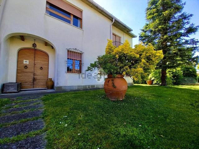 Villetta bifamiliare in vendita di 350 m² in Via Aurelio Saffi, 7