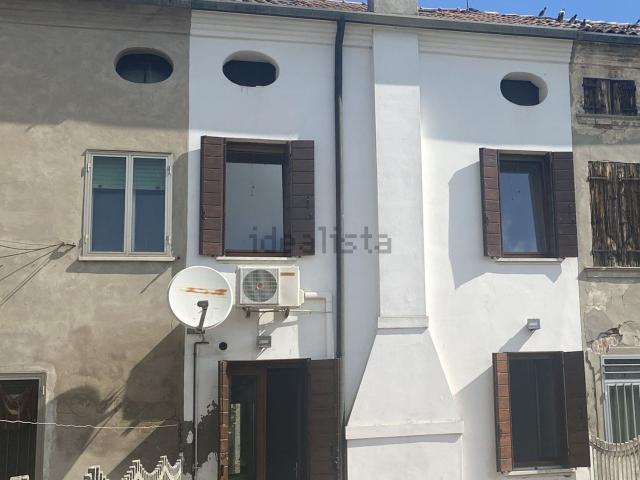 Villetta bifamiliare in vendita di 350 m² in Via Bassa