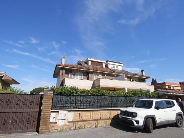 Villetta bifamiliare in vendita di 350 m² in Via Belvedere Montello, 31