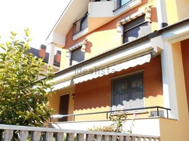 Villetta bifamiliare in vendita di 350 m² in Via Bra, 22