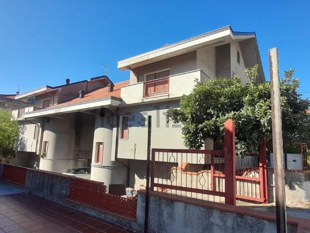 Villetta bifamiliare in vendita di 350 m² in Via C. de Piis, 14